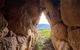 Scempio archeologico in Sardegna: la tomba dei giganti di Sant’Anastasia cementata per fare spazio a una strada