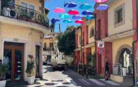 Ombrelli aperti nella passeggiata a Pula