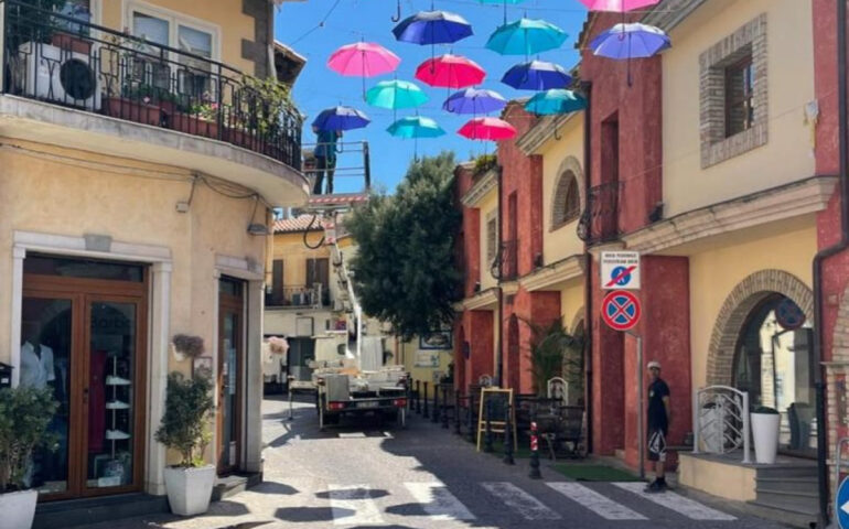 Ombrelli aperti nella passeggiata a Pula