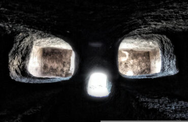 La domus con il volto di teschio (Foto Wikiloc)