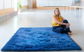 Dal mare della Sardegna ai riflessi del Mediterraneo: il tappeto della designer cagliaritana Eleonora Todde conquista Napoli