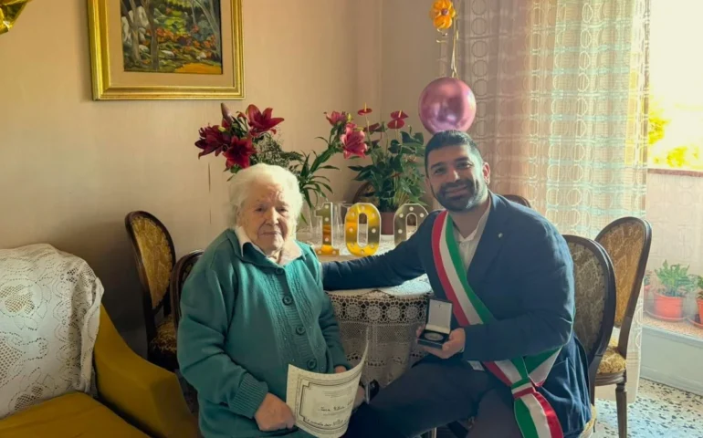 La signora Maria Vittoria Putzolu e il presidente del Consiglio comunale Marco Benucci