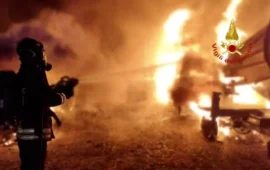 (VIDEO E FOTO) Cagliari, terribile incendio nella notte in viale Monastir: distrutti nove automezzi