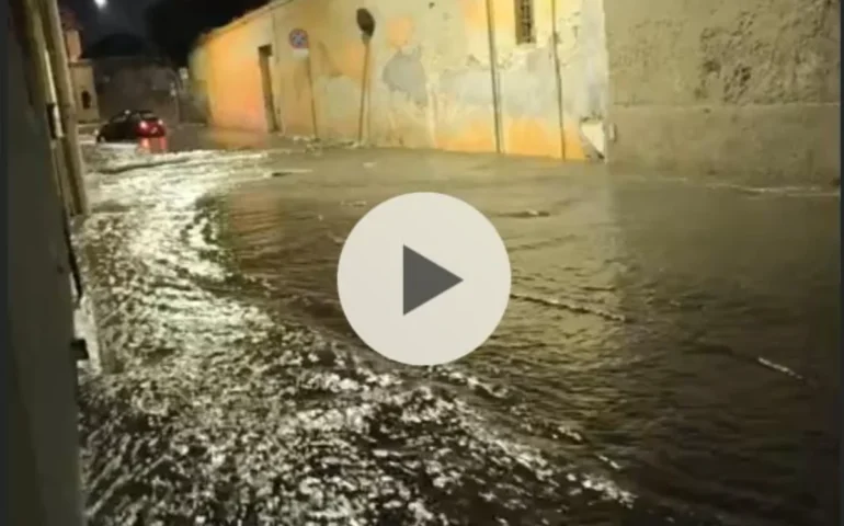 A Pirri la pioggia trasforma le strade in fiumi: il VIDEO della situazione