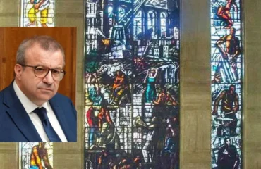 assessore cani cade su vetrata di sironi