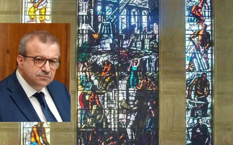 assessore cani cade su vetrata di sironi