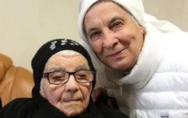 Tanti auguri a Tzia Giovanna per i suoi 100 anni, circondata dall’affetto della famiglia e delle suore