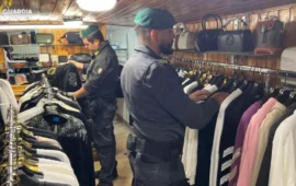 Cagliari, scoperta una “boutique” clandestina del lusso fake: sequestrati 2.300 articoli a Is Mirrionis
