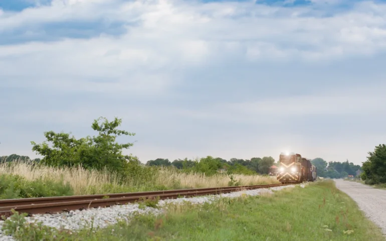 Ragazzo seduto sui binari a San Gavino: scatta l’allarme e la circolazione ferroviaria rallenta
