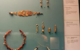 Gli ori di Tharros esposti in vetrina al British Museum (Foto Facebook)