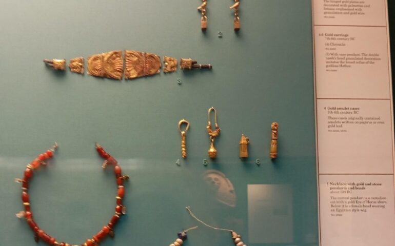 Gli ori di Tharros esposti in vetrina al British Museum (Foto Facebook)