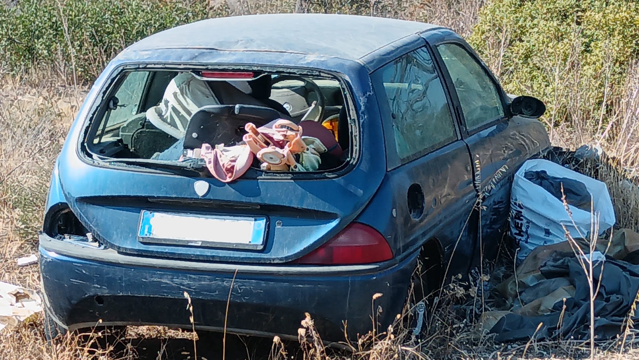 rifiuti abbandonati nelle campagne sarde