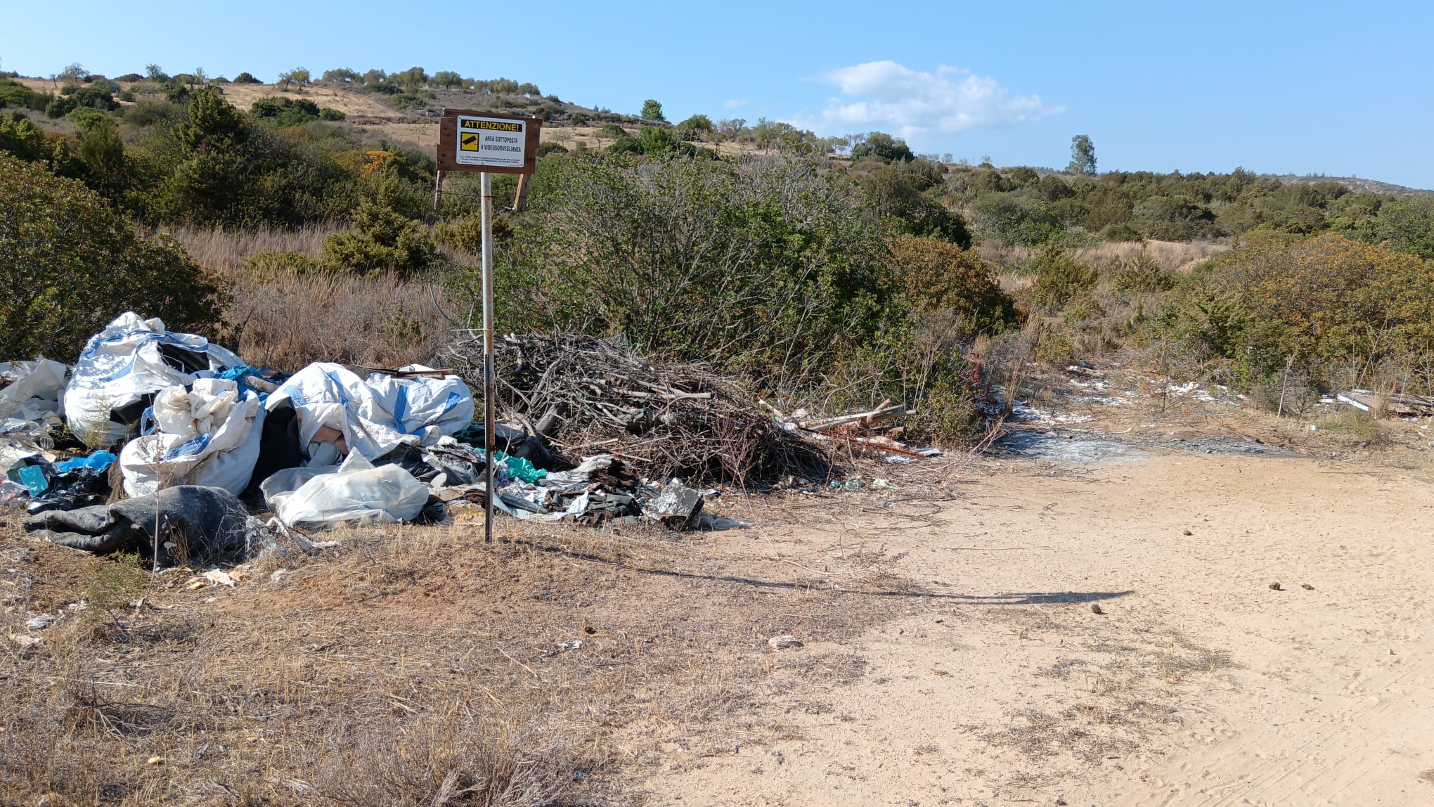 rifiuti abbandonati nelle campagne sarde