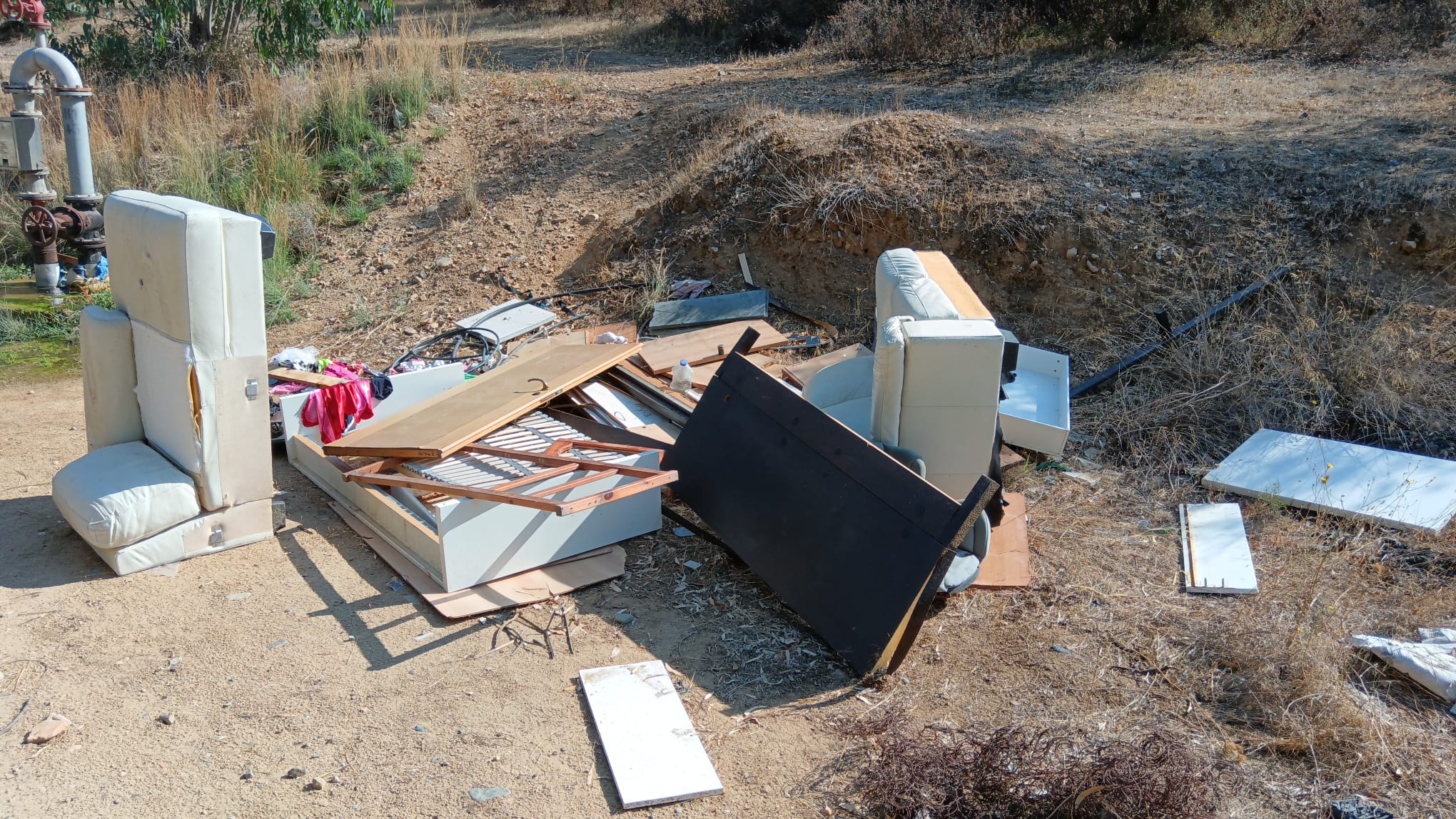 rifiuti abbandonati nelle campagne sarde