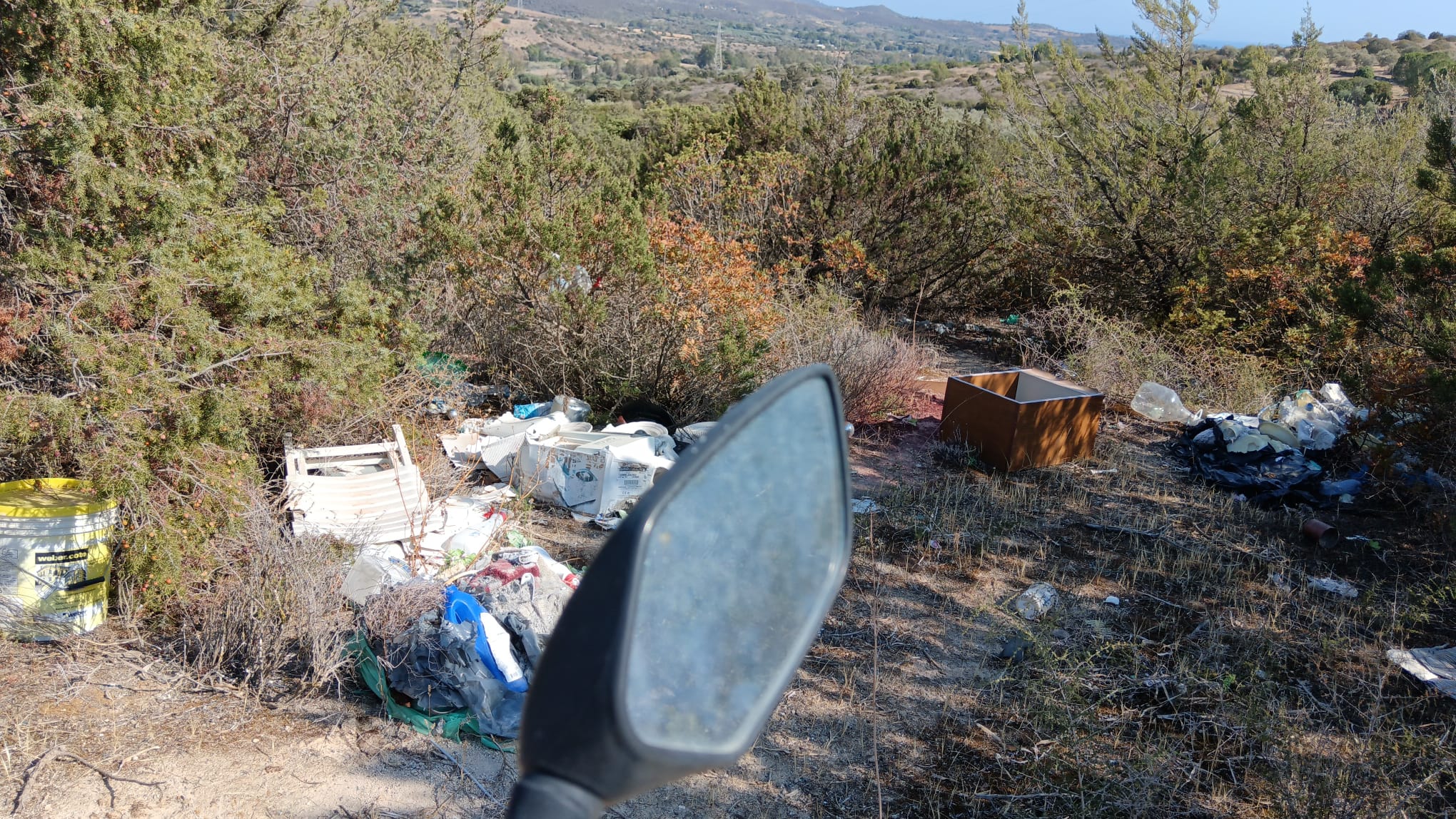 rifiuti abbandonati nelle campagne sarde