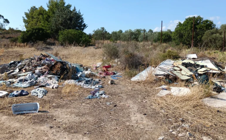 rifiuti abbandonati nelle campagne sarde