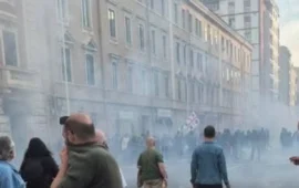Doppio corteo a Cagliari, nessuno scontro tra Blocco studentesco e antifascisti, ma tensione con gli agenti: idranti sulla folla