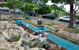 Cagliari, la fontana storica tra l’Anfiteatro e Buoncammino trasformata in discarica