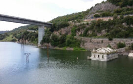 La villa che riemerge dal lago
