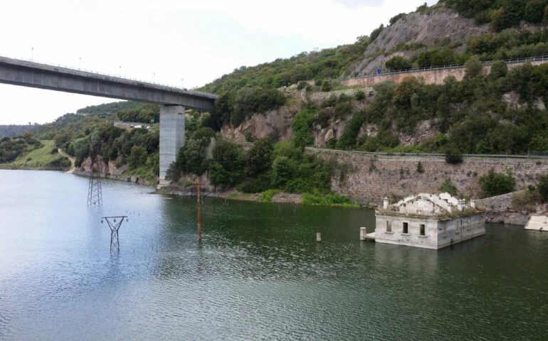 La villa che riemerge dal lago