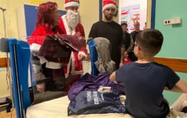 La Torres Calcio porta sorrisi e doni ai piccoli pazienti della Pediatria dell’Aou di Sassari