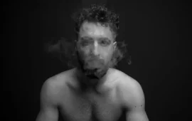 “Boys Don’t Cry”: la vulnerabilità maschile al centro della nuova mostra di Francesca Tiboni a Cagliari