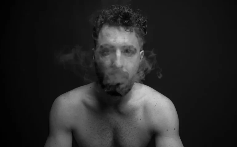 “Boys Don’t Cry”: la vulnerabilità maschile al centro della nuova mostra di Francesca Tiboni a Cagliari