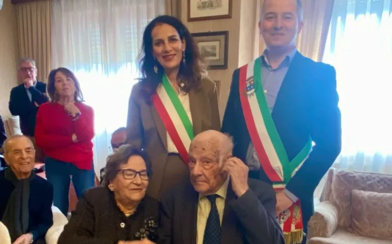 Enrico Aragoni con la moglie Anna, il sindaco di Tortolì Marcello Ladu e la vice sindaca di Selargius Gabriella Mameli,