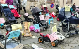 La protesta dei passeggini vuoti: nell’Oristanese sono 24 i comuni senza pediatra
