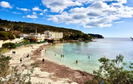 Cagliari, 8 dicembre da sogno a Calamosca: mare piatto, sole alto e un tuffo nel mare d’inverno