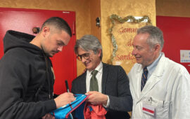 Caprile firma le maglie donate