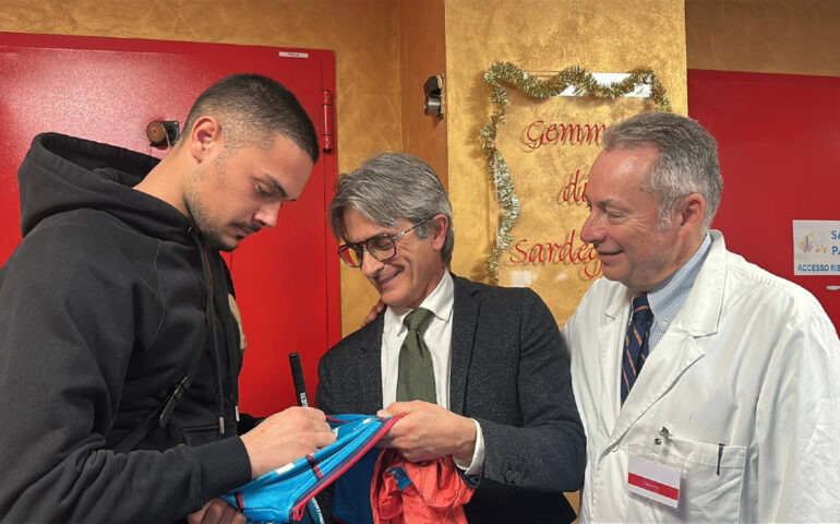 Caprile firma le maglie donate