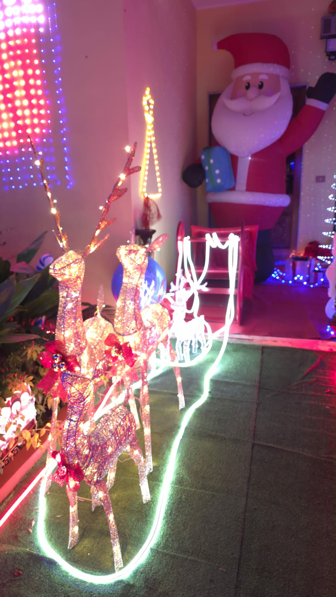 casa con luminarie di natale ad assemini