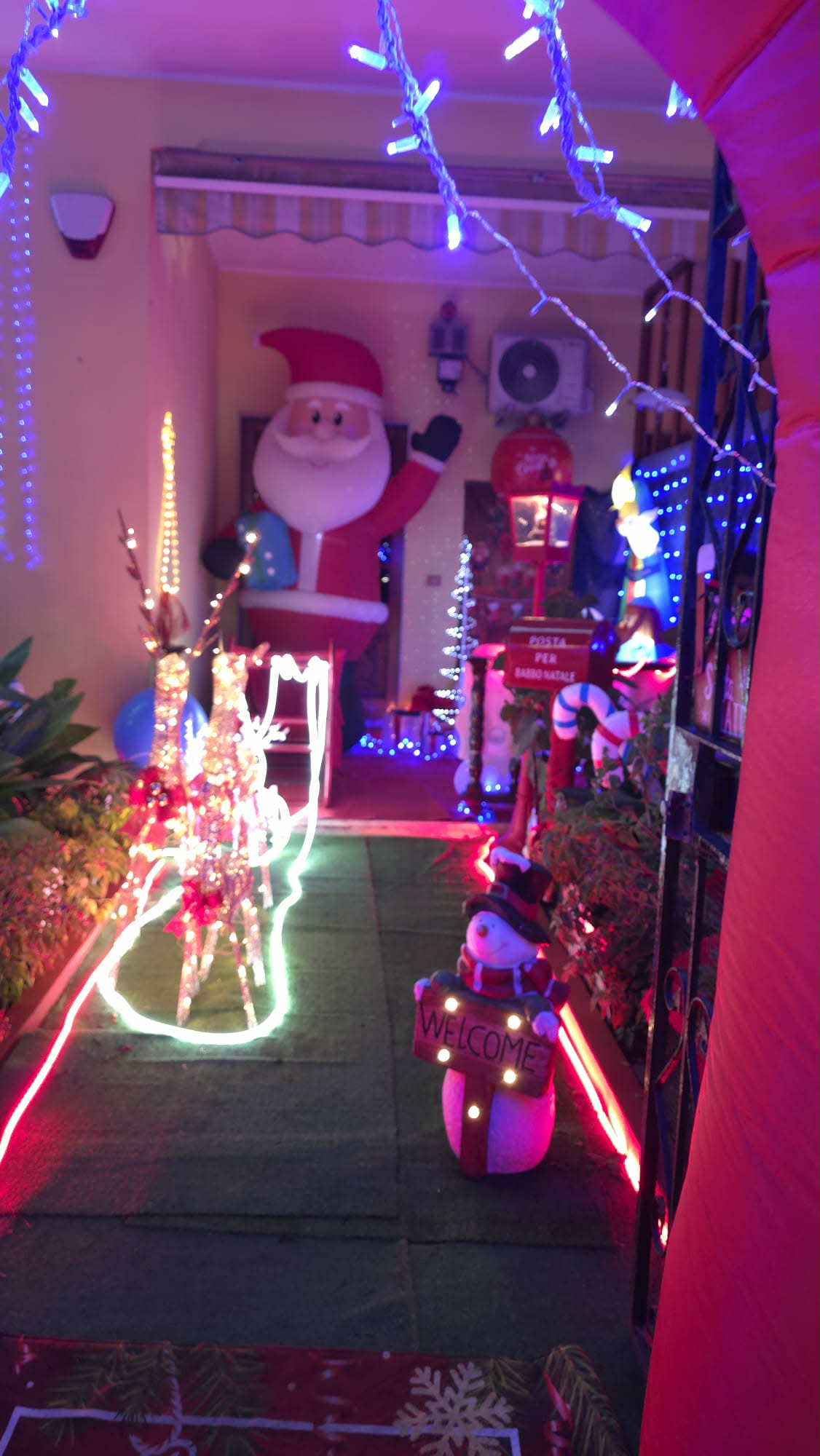 casa con luminarie di natale ad assemini