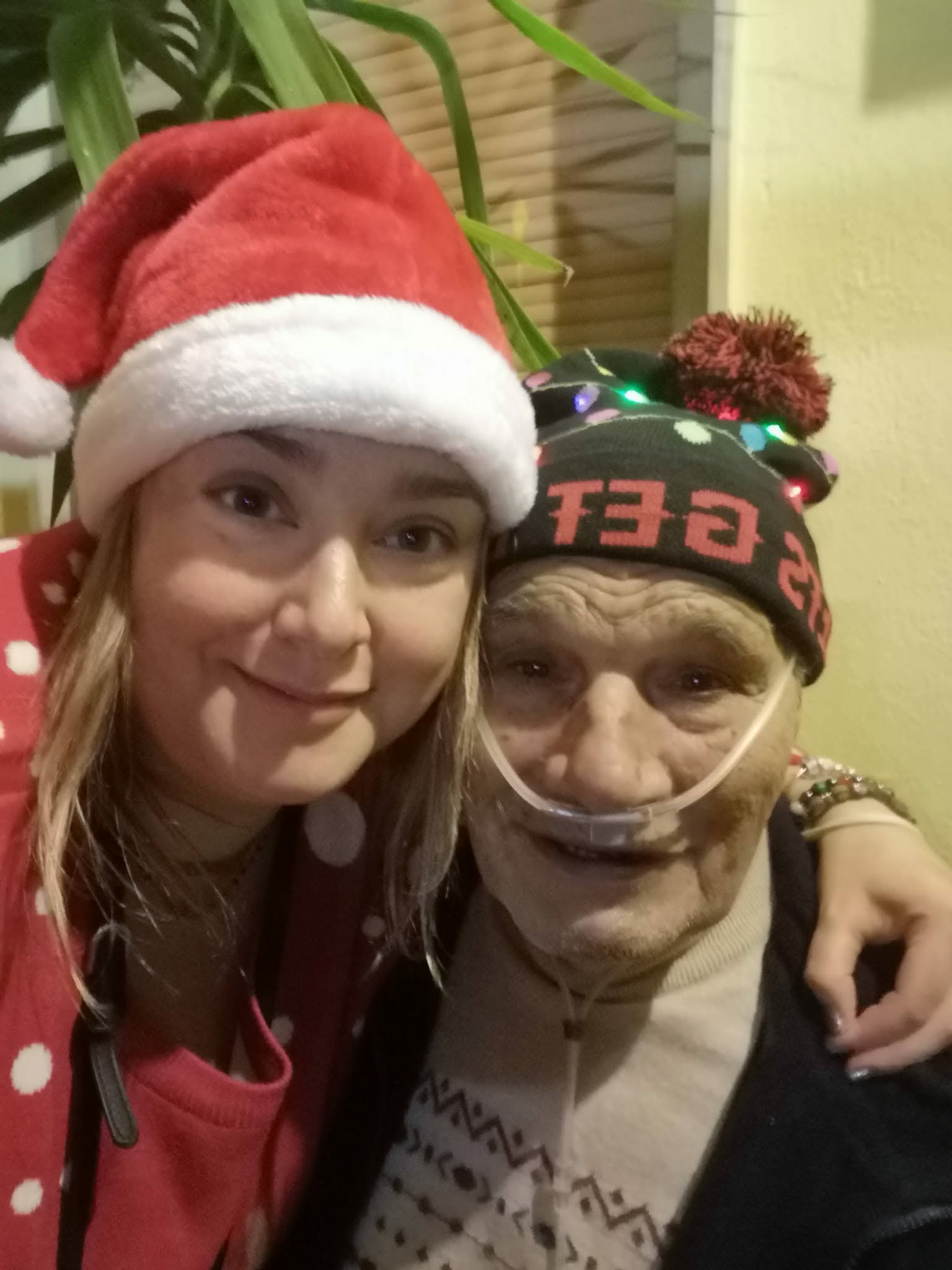 casa con luminarie di natale ad assemini