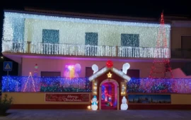 Assemini, il Natale nella casa delle mille luci: “Per mio padre e mia sorella che non ci sono più”