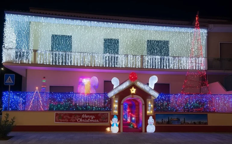 casa con luminarie di natale ad assemini