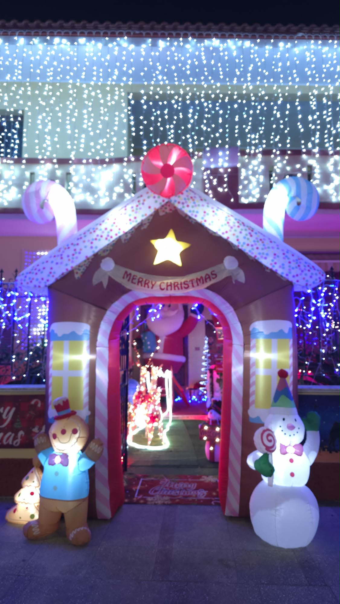 casa con luminarie di natale ad assemini