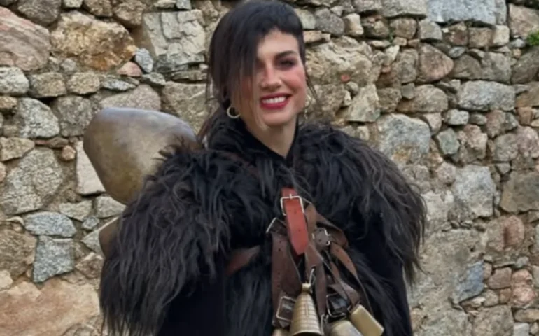 “Mamuthone per un giorno”: la cantante Dolcenera alla scoperta delle tradizioni di Mamoiada