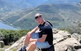 Petali di rosa in mare per ricordare Fabrizio Calaresu, il 17enne di Alghero morto in un terribile incidente stradale