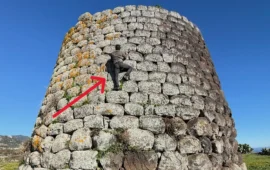 federico quaranta si arrampica su un nuraghe