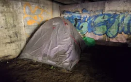 Povertà non è reato: Cagliari abroga il divieto di bivacco