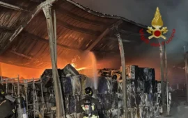 Enorme incendio nella notte a Macchiareddu: in fiamme capannone del recupero metalli, distrutte decine di auto