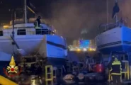 Olbia, fiamme nella notte al porto: catamarano rischia il rogo in rimessaggio