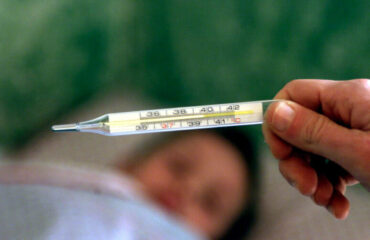 Un bambino influenzato (Foto Ansa)