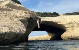 Vacanze in Sardegna per la star di “Il Trono di Spade”, Maisie Williams: il tuffo nuda da S’Archittu
