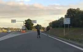 In monopattino sulla 131 Carlo Felice, taglia la strada alle auto