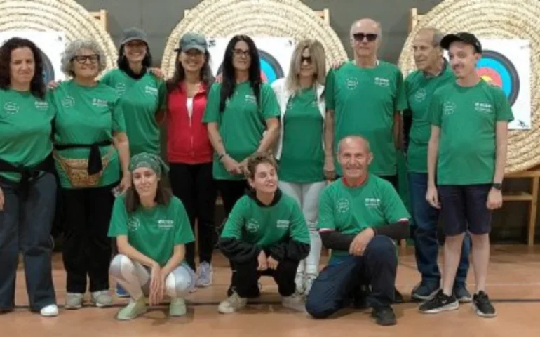 Tiro con l’arco a Cagliari, lo sport che diventa inclusione: l’esperienza degli arcieri non vedenti di “Oltre gli ostacoli”