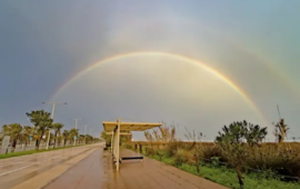 La magia di luce dell’arcobaleno sul Golfo degli Angeli tra cromatismi e natura