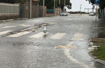 Le strade intorno al Poetto completamente allagate dalla mareggita